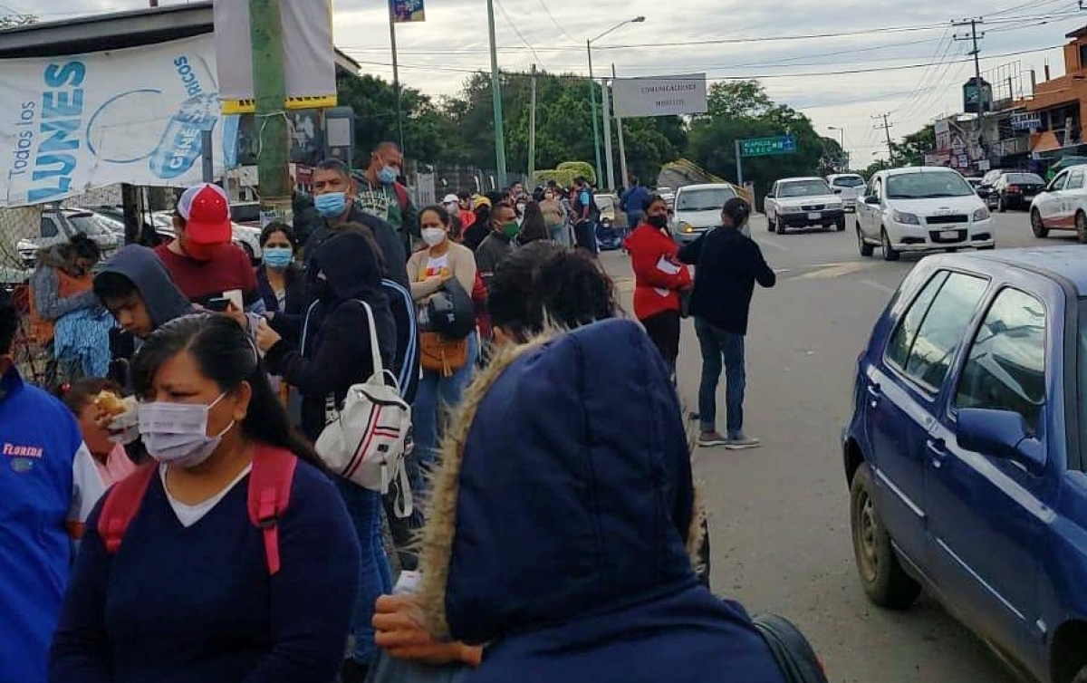 Larga fila en módulo de vacunación en instalaciones de Bienestar, en Cuernavaca
