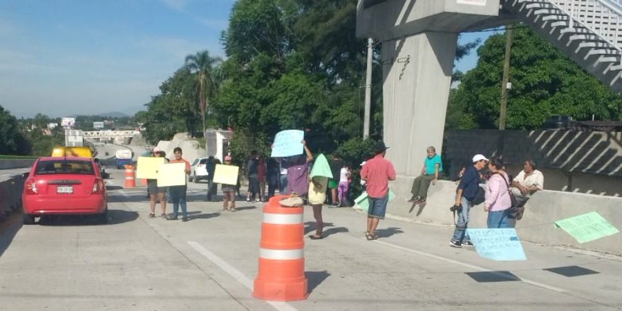 Protestan en el paso exprés vecinos de colonias aledañas