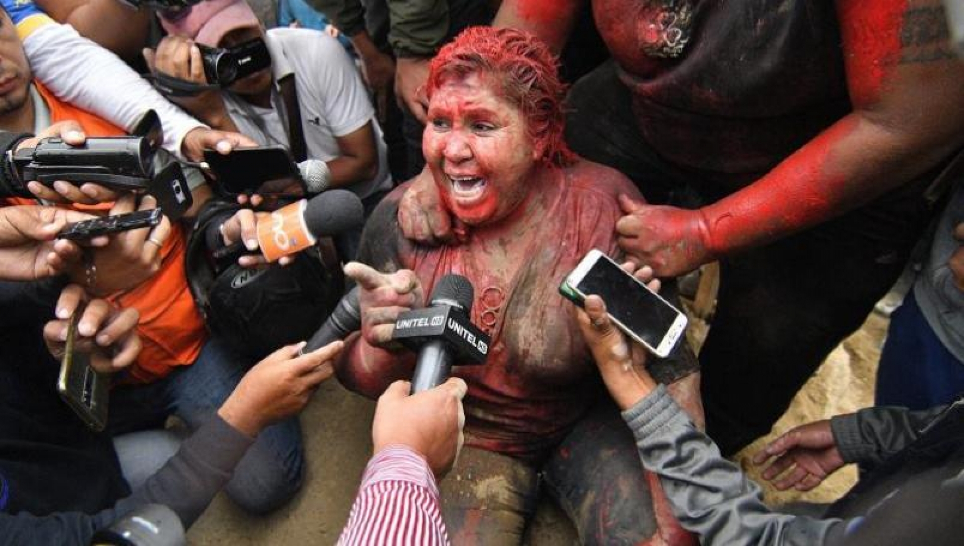 VIDEO: Le cortan el cabello, le echan pintura y hacen caminar descalza a alcaldesa en Bolivia