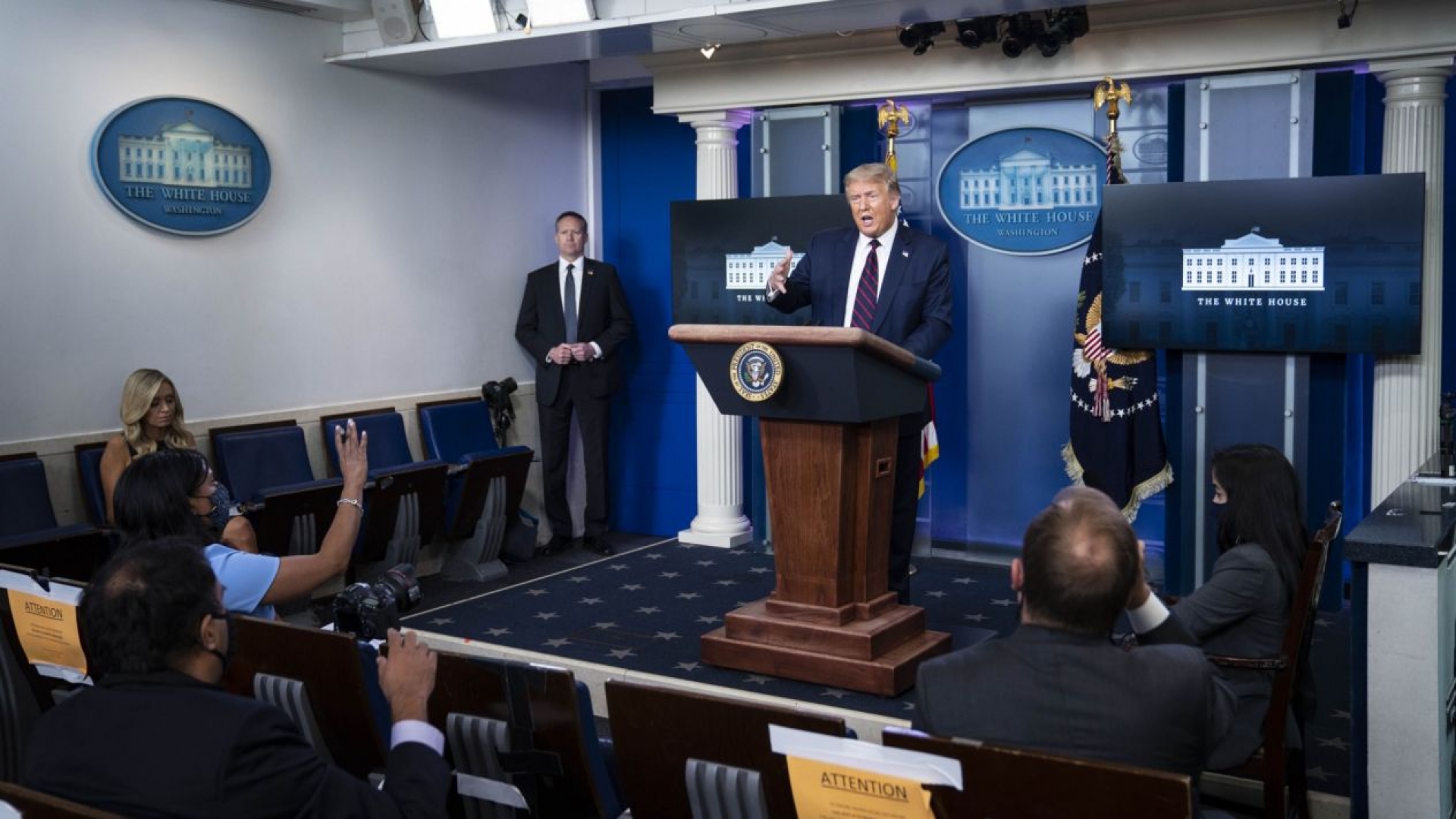 Trump llama a usar el cubrebocas 'les guste o no'