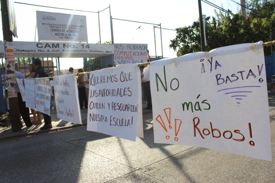 Saquean por tercera ocasión escuela en Jiutepec; bloquean Par Vial en protesta