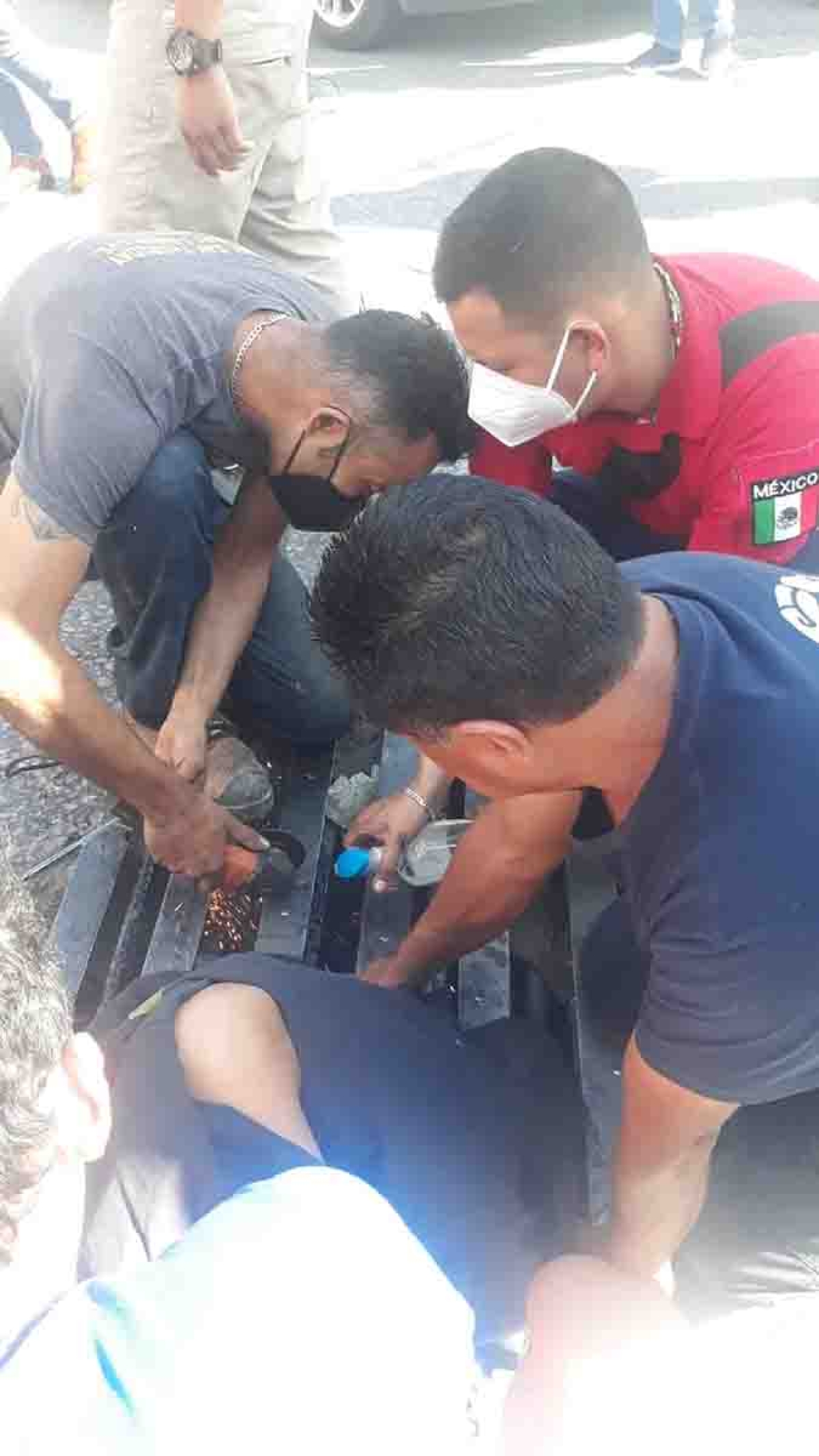 Pie de una joven queda atrapado en alcantarilla
