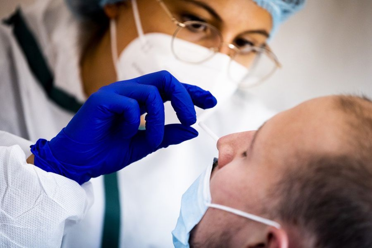 Universidad de Oxford iniciará pruebas de vacuna nasal contra COVID-19 de AstraZeneca