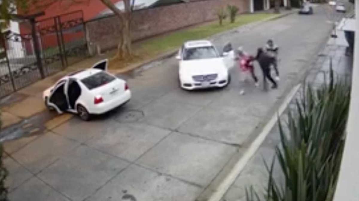 VIDEO: Captan secuestro de mujer