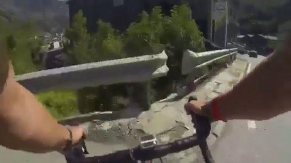 Impactante accidente que sufrió un ciclista al caer a un barranco