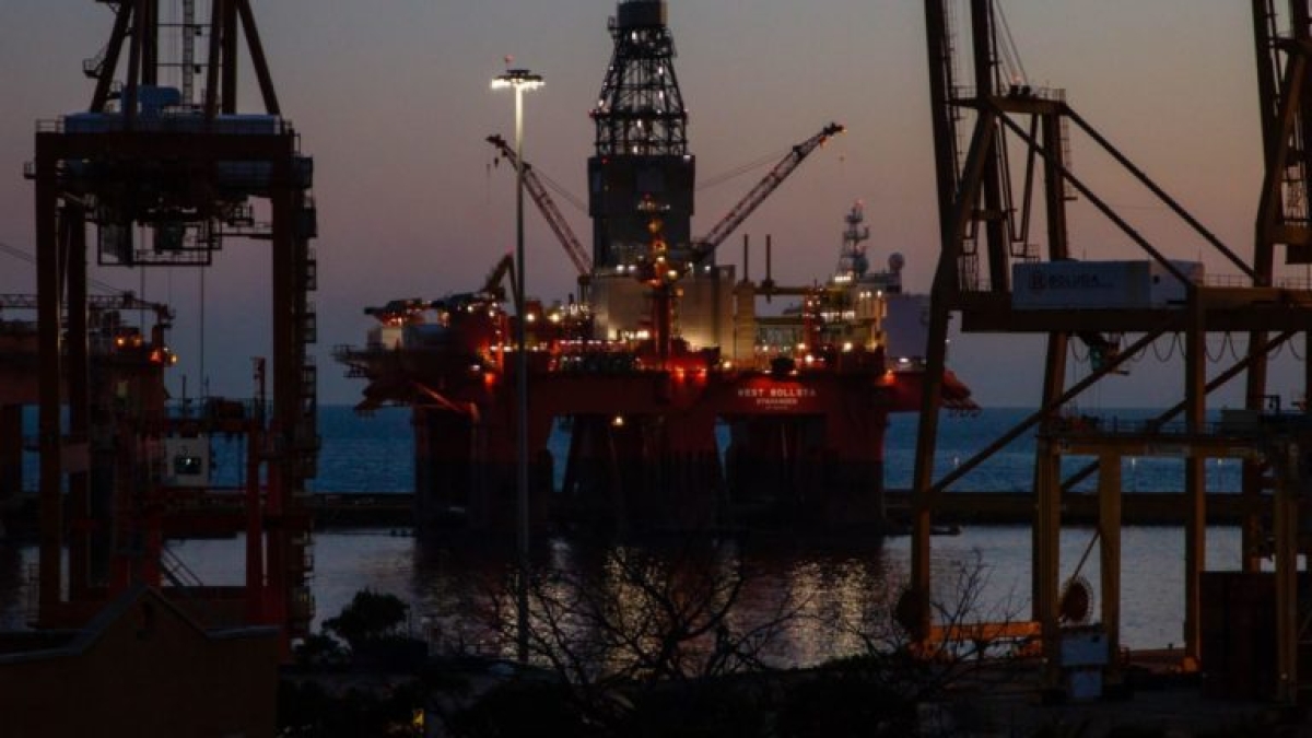 Refinerías de EU reciben últimos cargamentos de petróleo ruso antes de veda