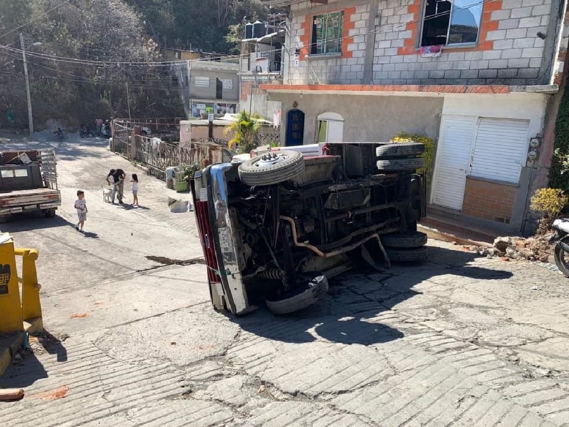 Vuelca una camioneta carga de harina de maíz