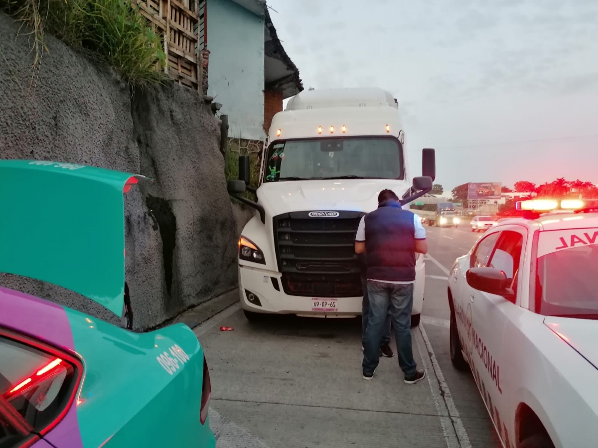 Impacta tráiler a taxi en el Paso Exprés