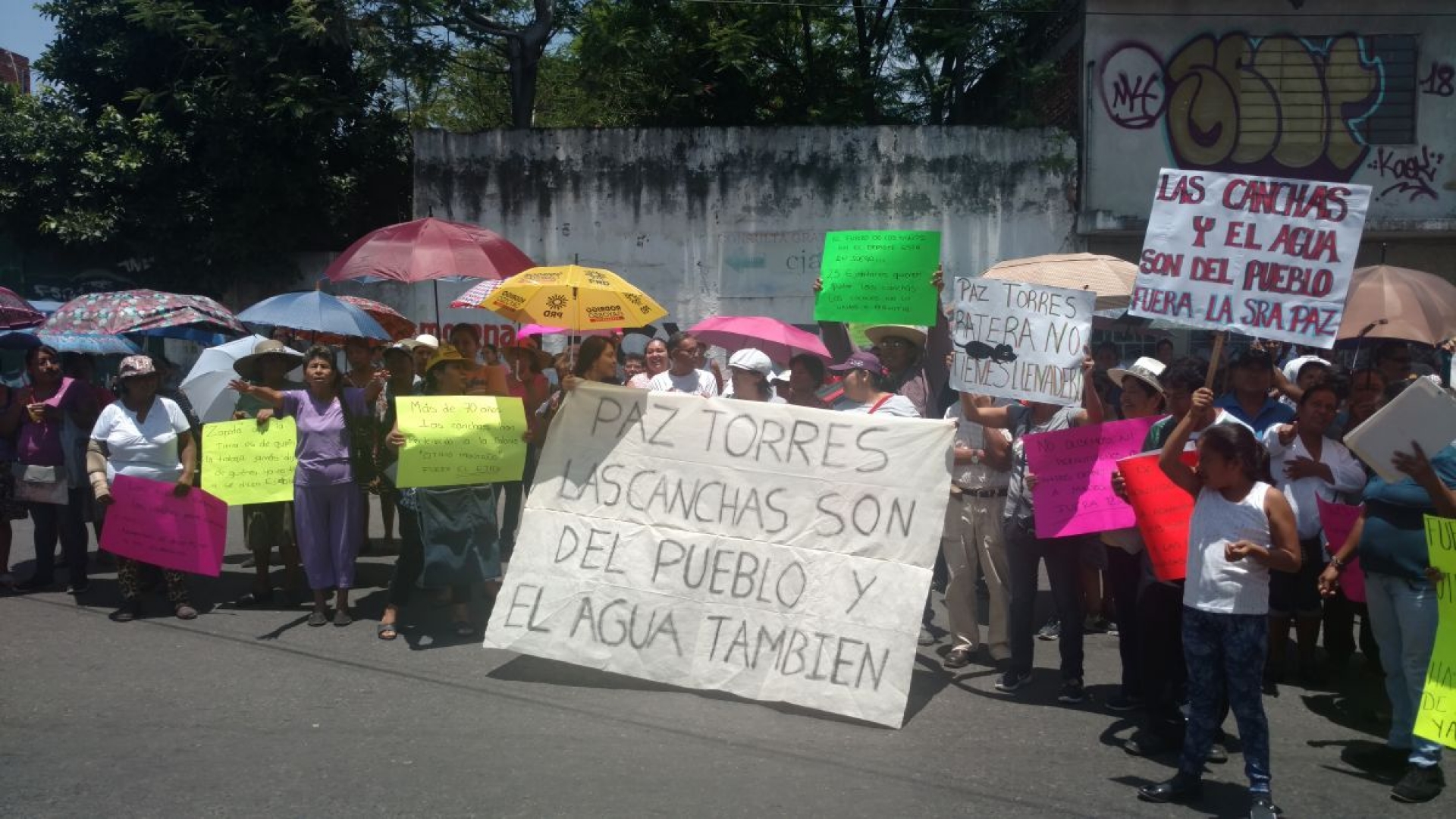 Bloquean vialidad vecinos de la Otilio E. Montaño por amago de despojo
