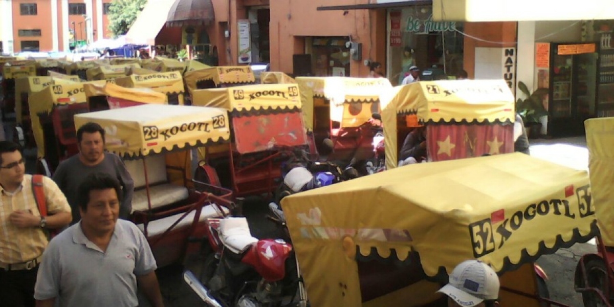 Se manifiestan mototaxistas en el Congreso local