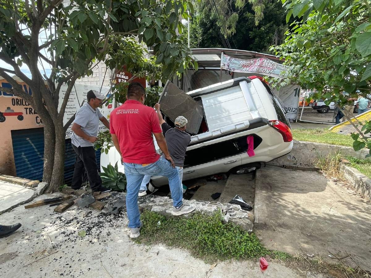 Se impacta contra un camión y termina volcada