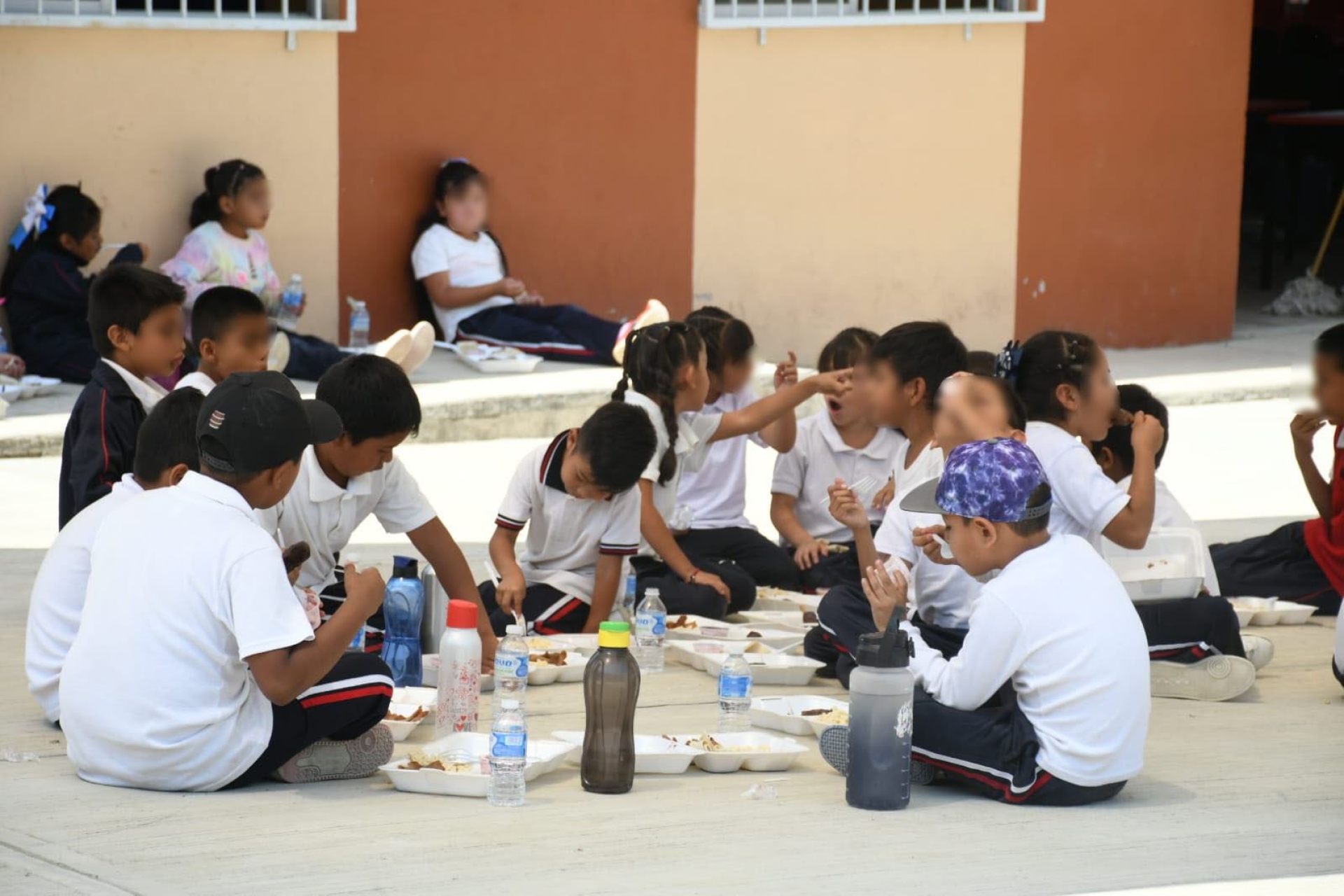 Opera DIF Jiutepec 'Comedor rodante comunitario' en colonia Loma Bonita