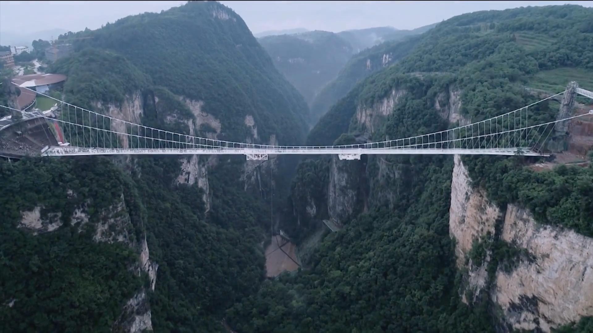 VIDEO: impresionante salto desde el puente de cristal más alto del mundo