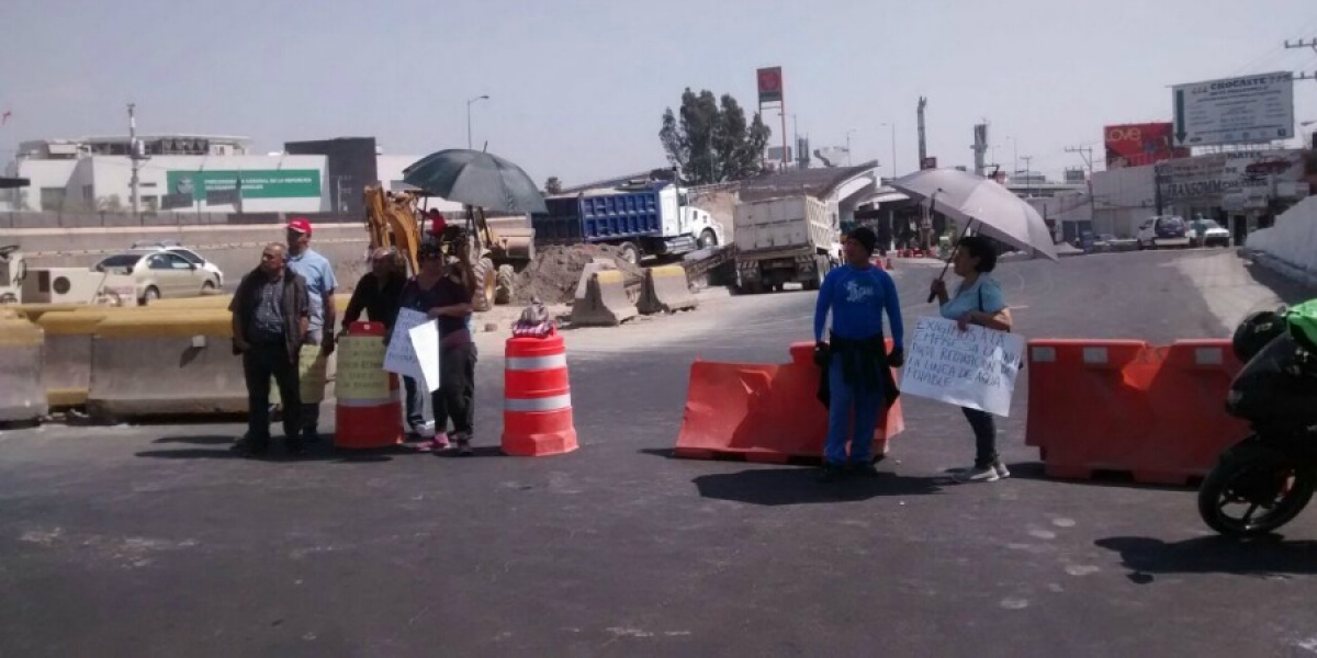 Bloquean bulevar Cuauhnáhuac; protestan vecinos por obras y falta de agua potable