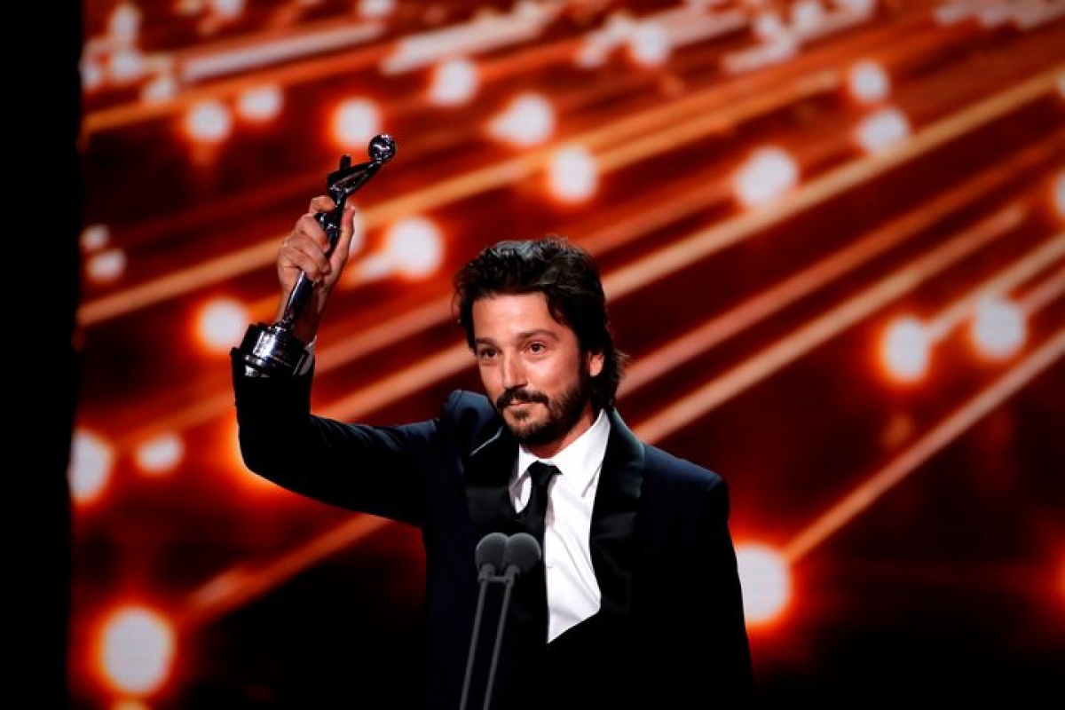 Con mensaje inclusivo recibe Diego Luna el premio Platino de Honor