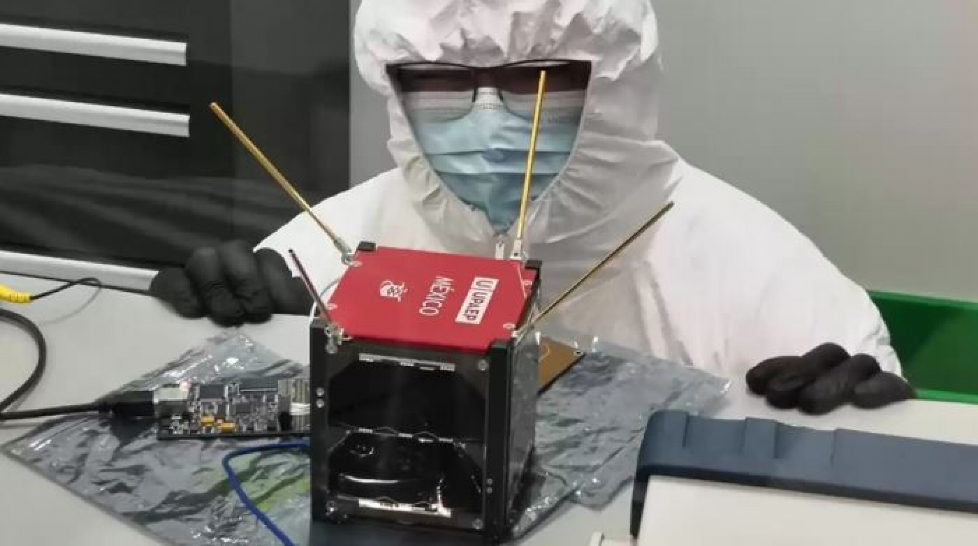 UNAM y gobierno de Querétaro presentan nanosatélite K´OTO