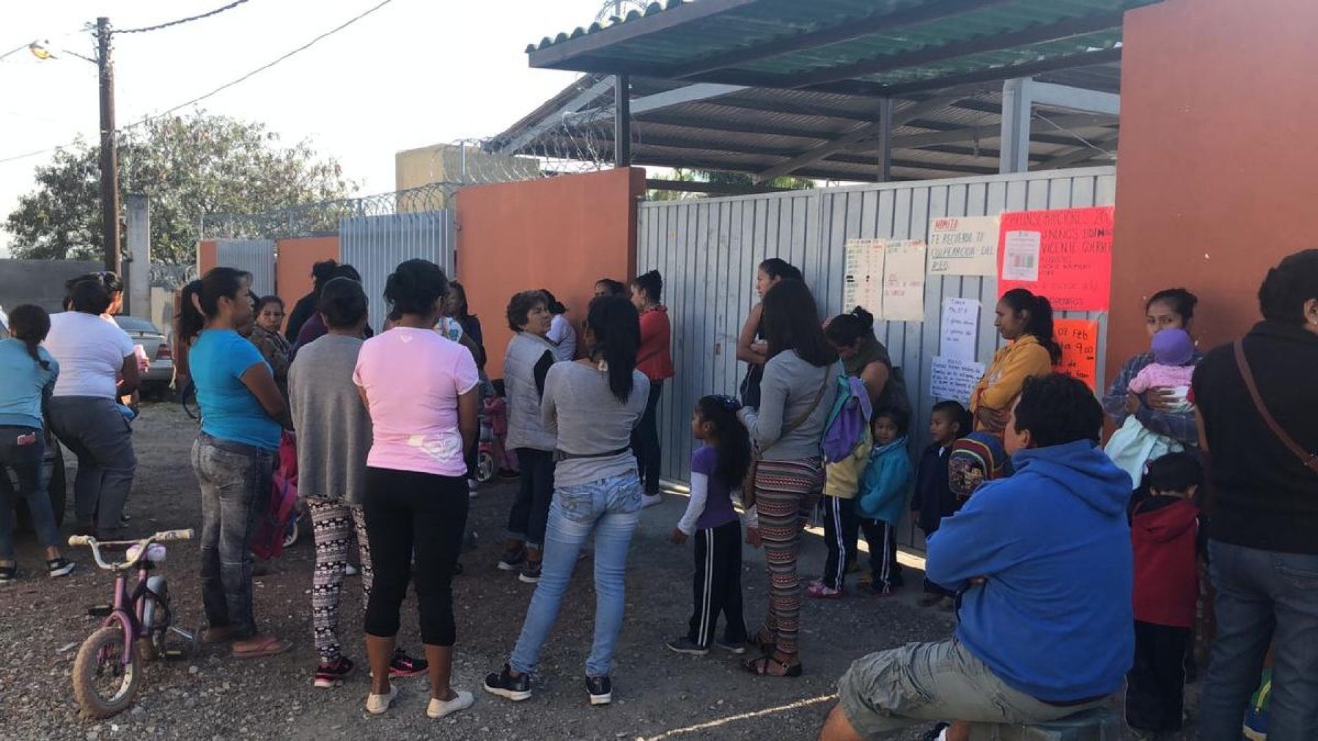 Madres de familia no quieren que retiren a vendedora de alimentos