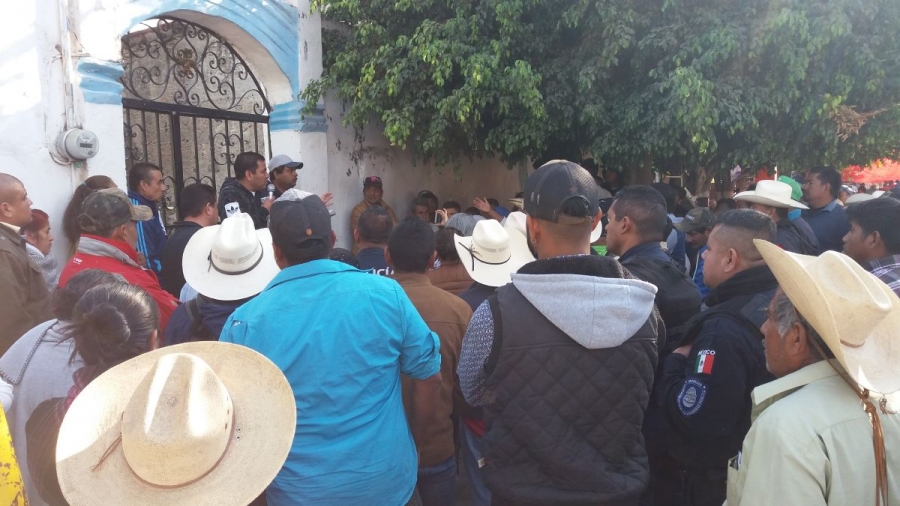 Retienen habitantes de Xalostoc a funcionarios municipales por falta de obras