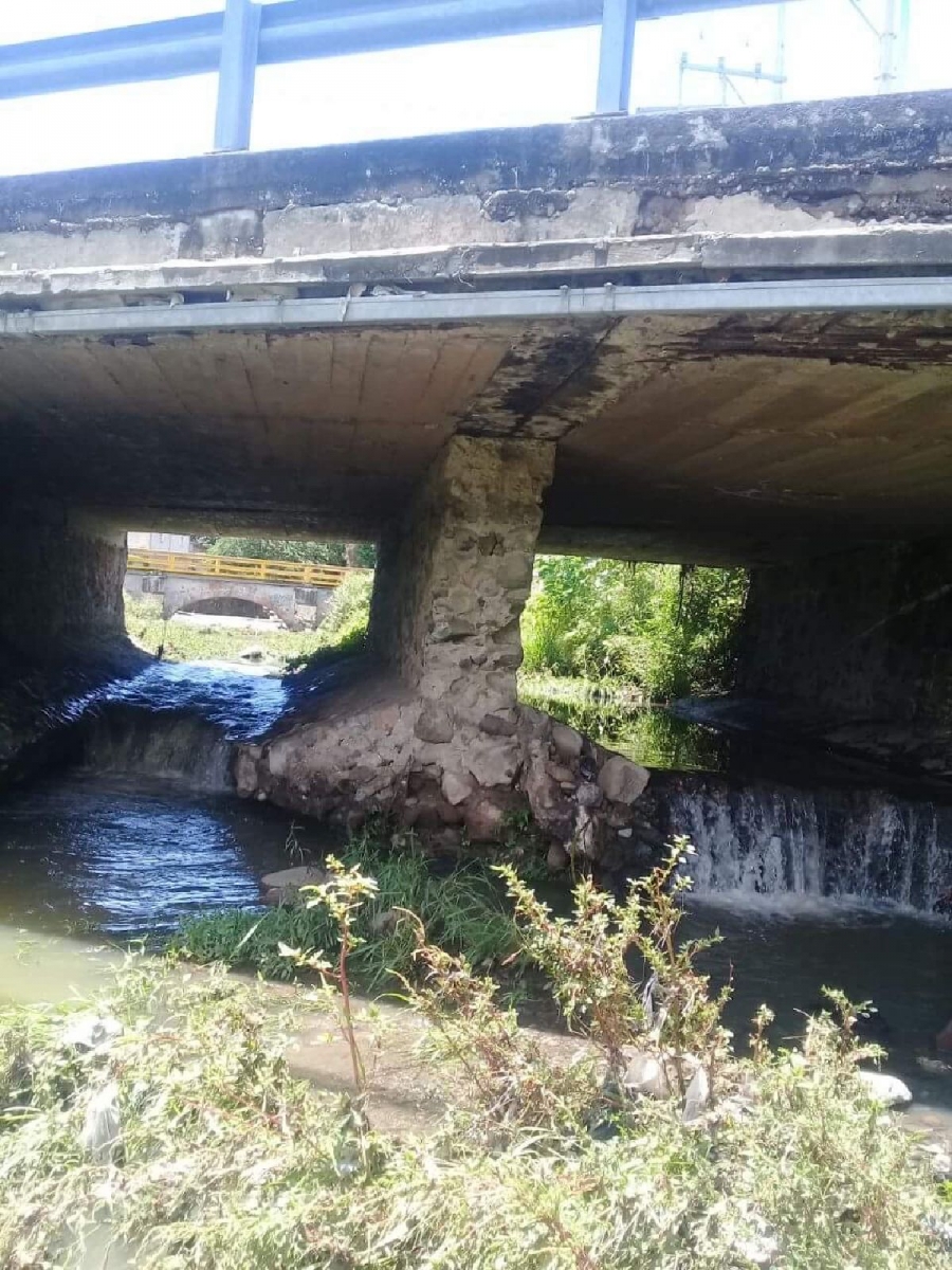 Lluvias provocan daños en un puente en Tlayacapan