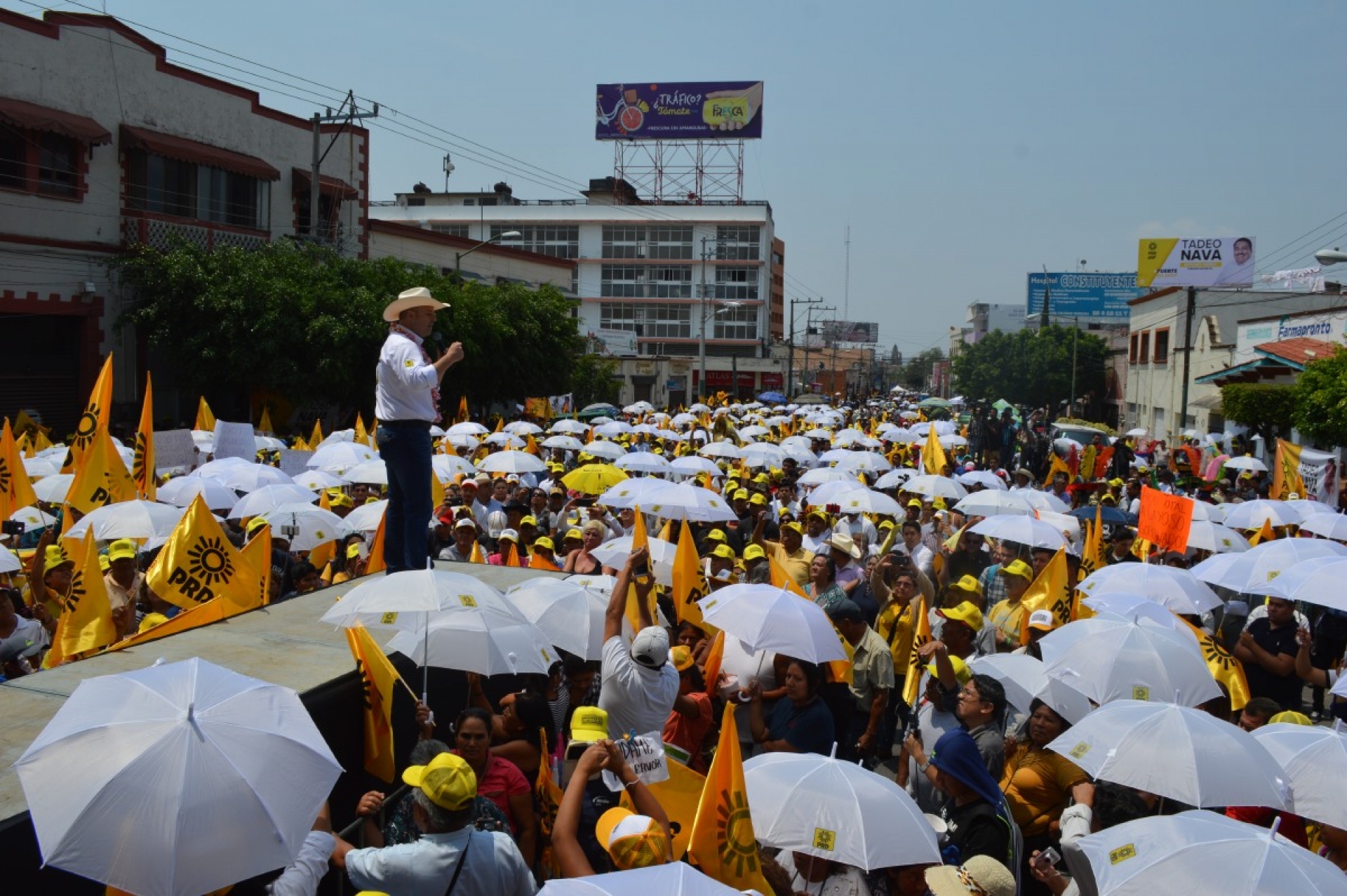 Ante una gran multitud de militantes del PRD y PSD, Rodrigo Gayosso dio inicio a su campaña en Cuautla