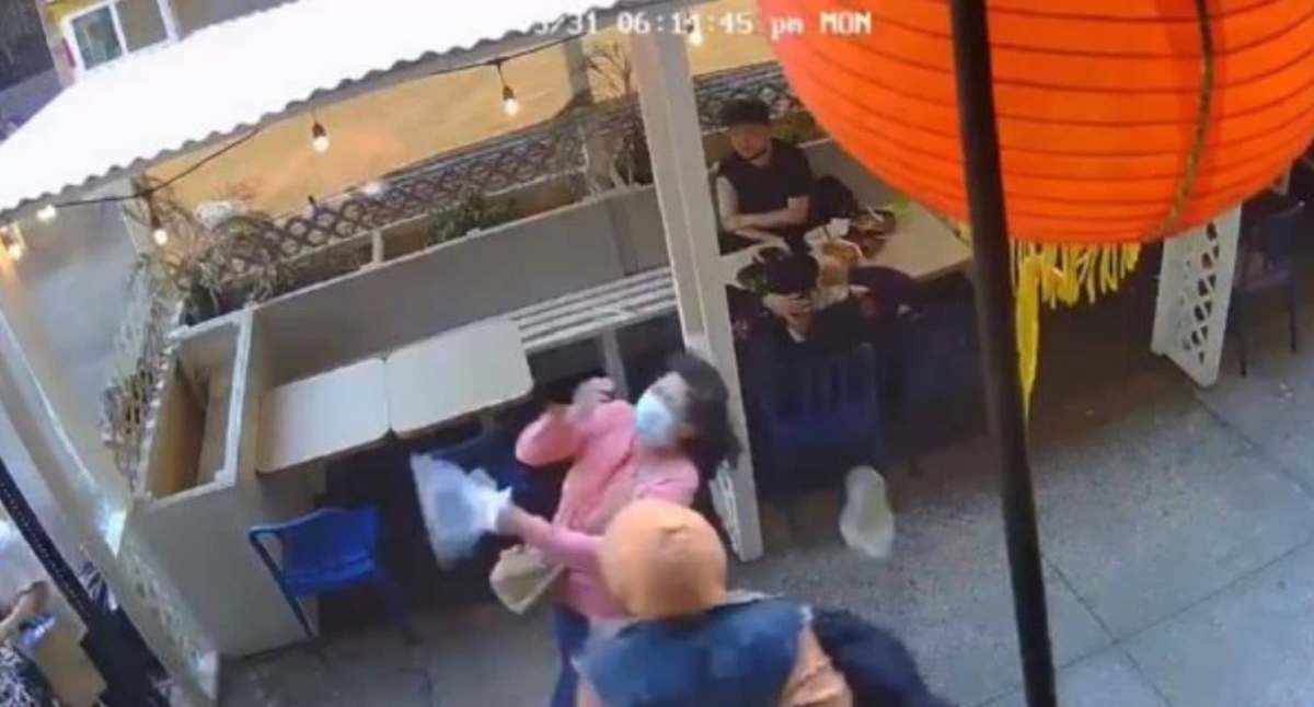 Hombre golpea en la cara a mujer asiática y la noquea