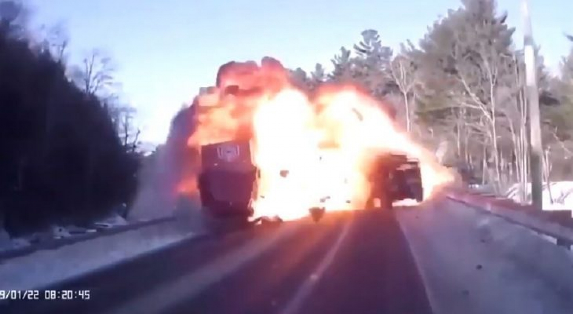 VIDEO: Impactante “choque” vehicular provocó bola de fuego y milagrosamente un joven sobrevive