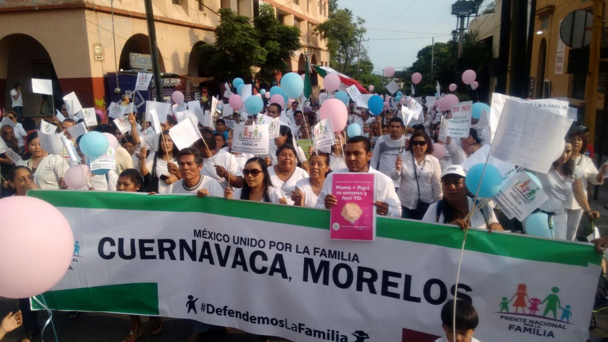 Realizan marcha a favor de la familia, en Cuernavaca