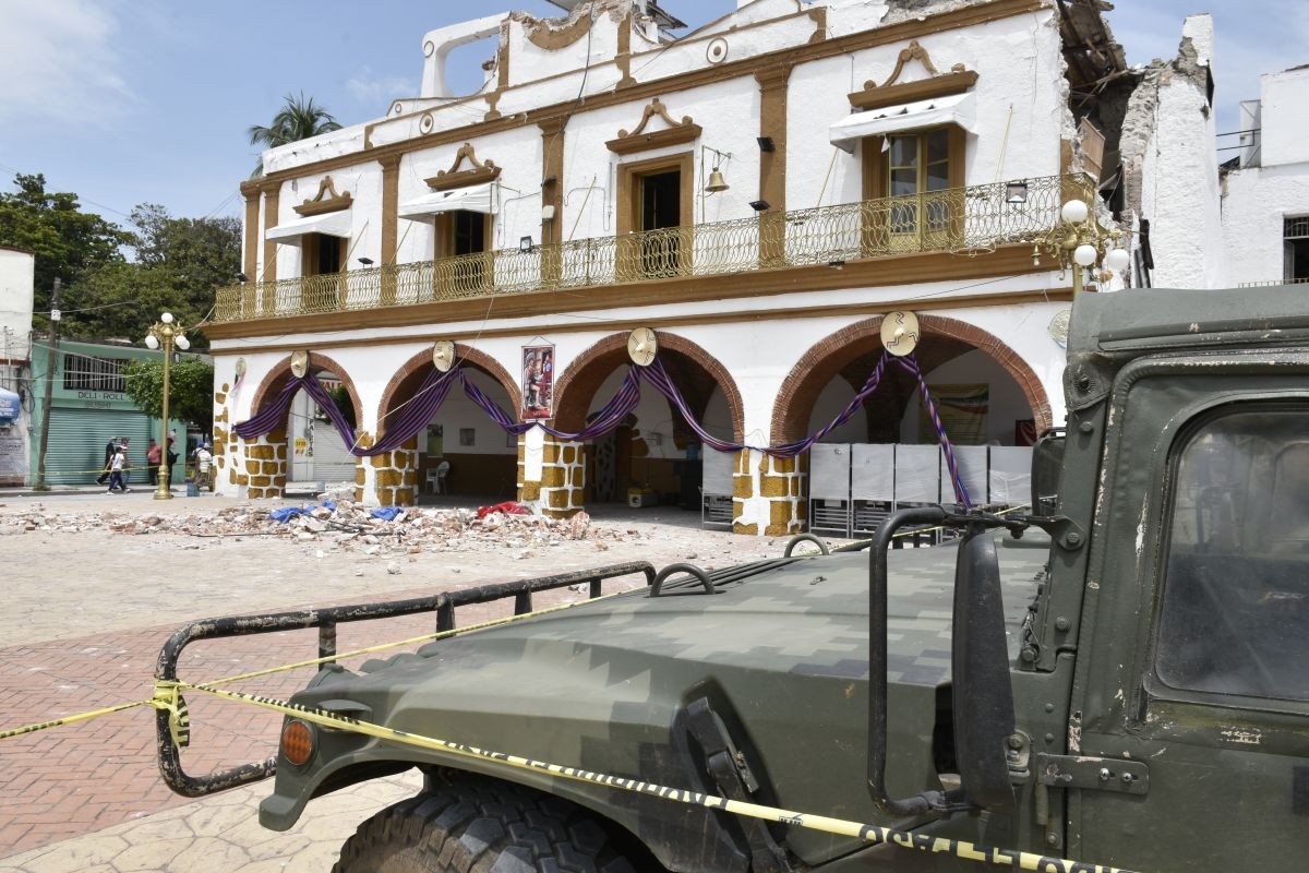 Llega a por lo menos 73 el número de decesos por el sismo