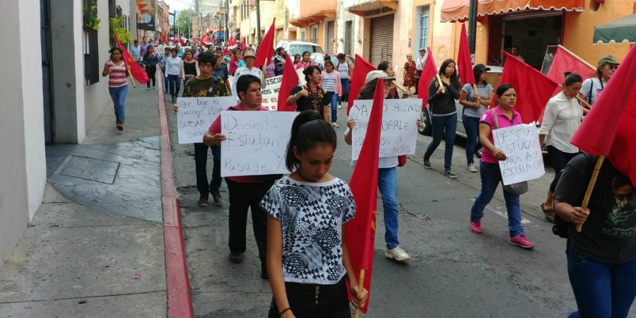 Se manifiestan estudiantes y organizaciones sociales en Cuernavaca