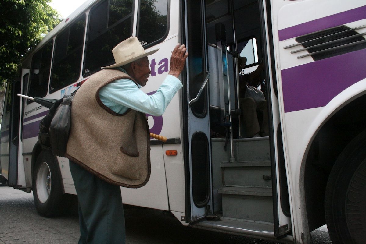Preparan reforma para castigar a ruteros que no den servicio a ancianos