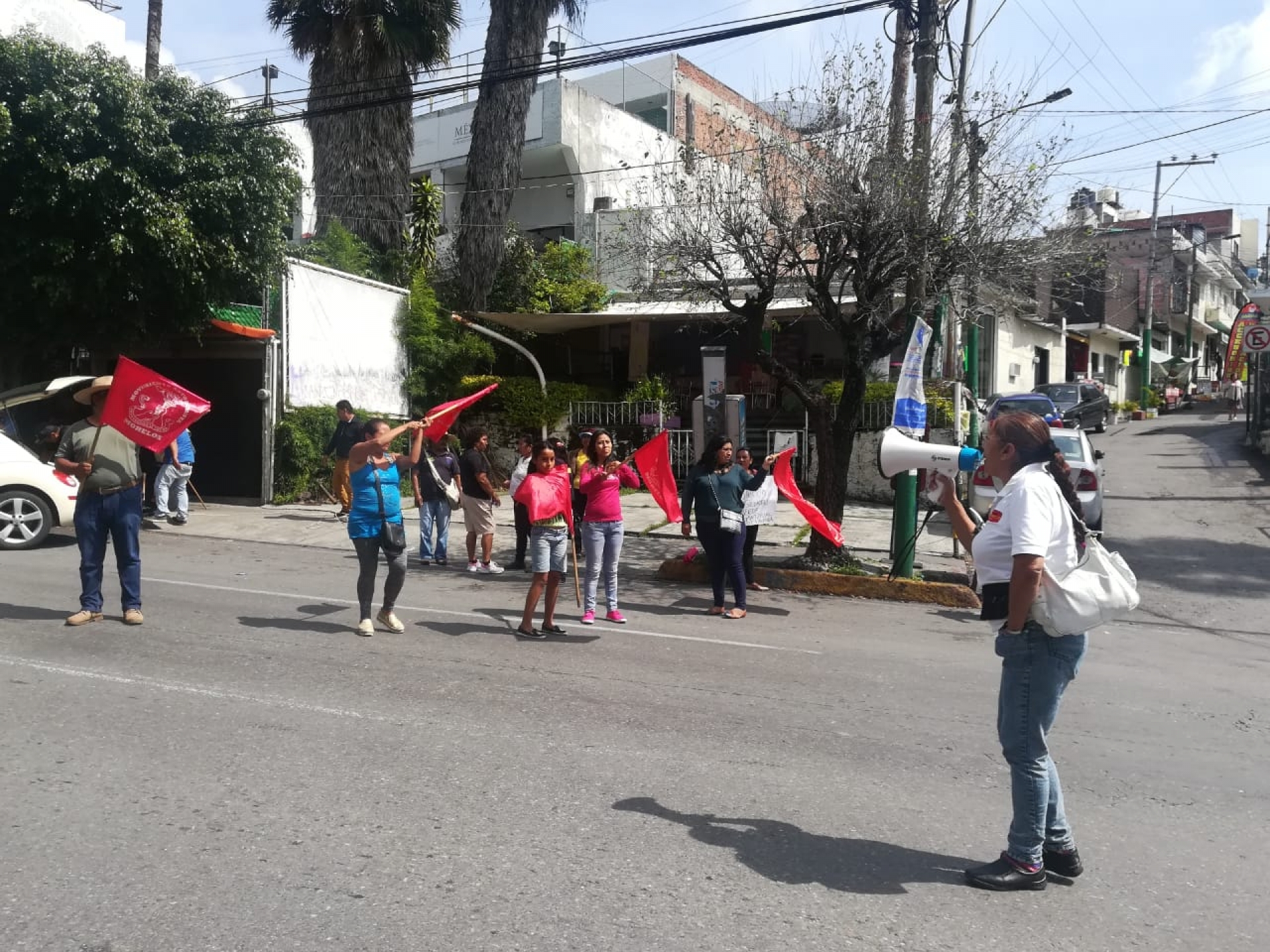 Reclaman antorchistas recursos de programa de vivienda
