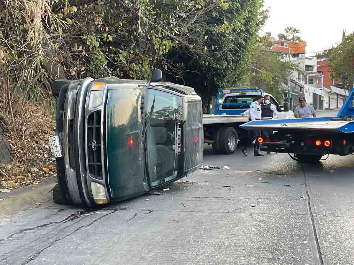 Vuelca camioneta con diez peregrinos en Subida a Chalma