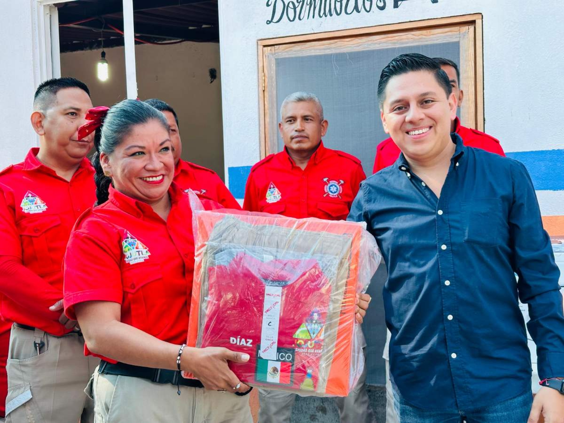 Entrega alcalde de Jojutla uniformes a PC y Bomberos