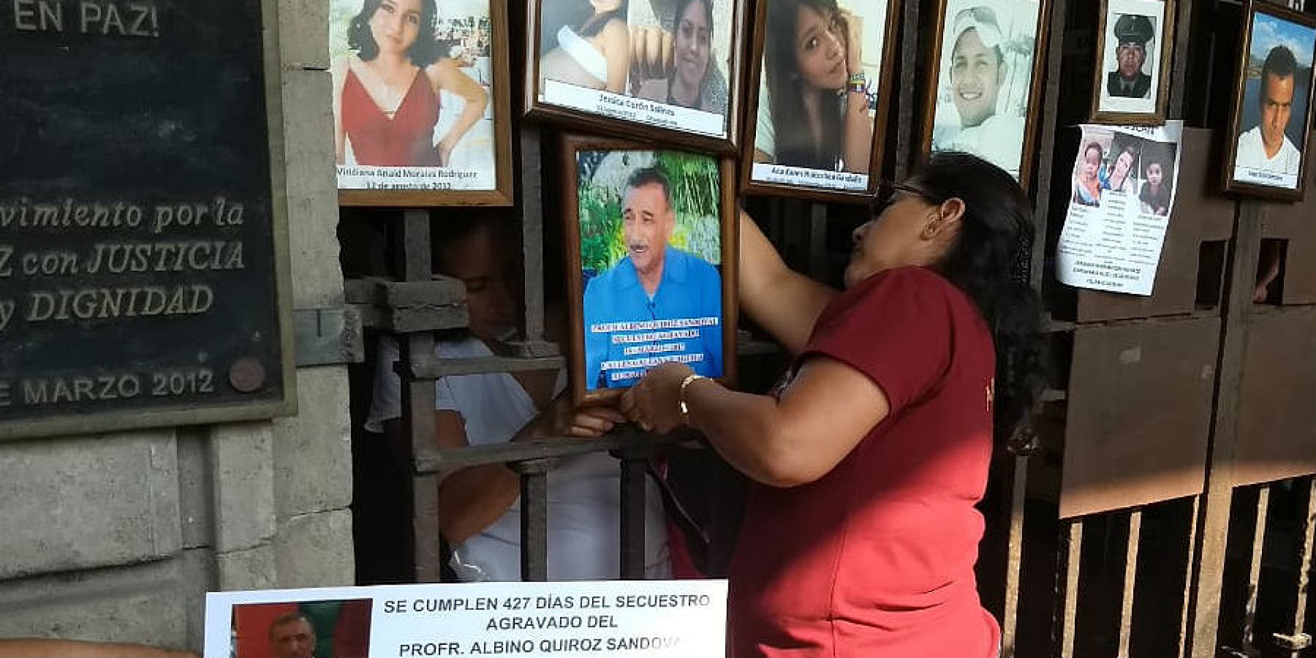 Colocan familiares del profesor Albino Quiroz fotografía en el memorial a las víctimas