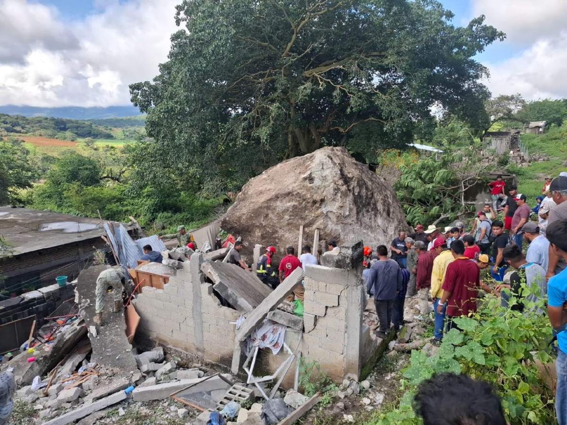 Muere familia sepultada tras derrumbe