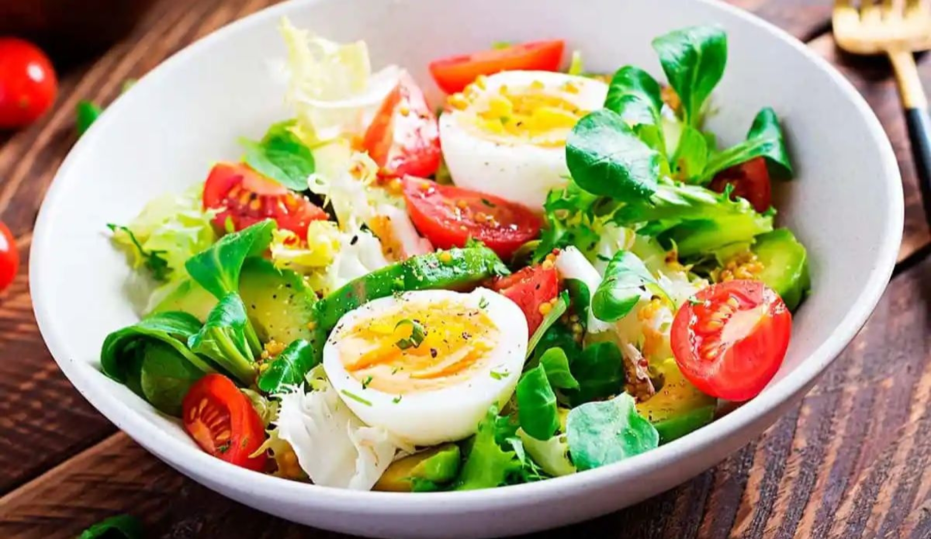 ¿Buscas algo ligero para comer? Prepara esta ensalada de huevo duro