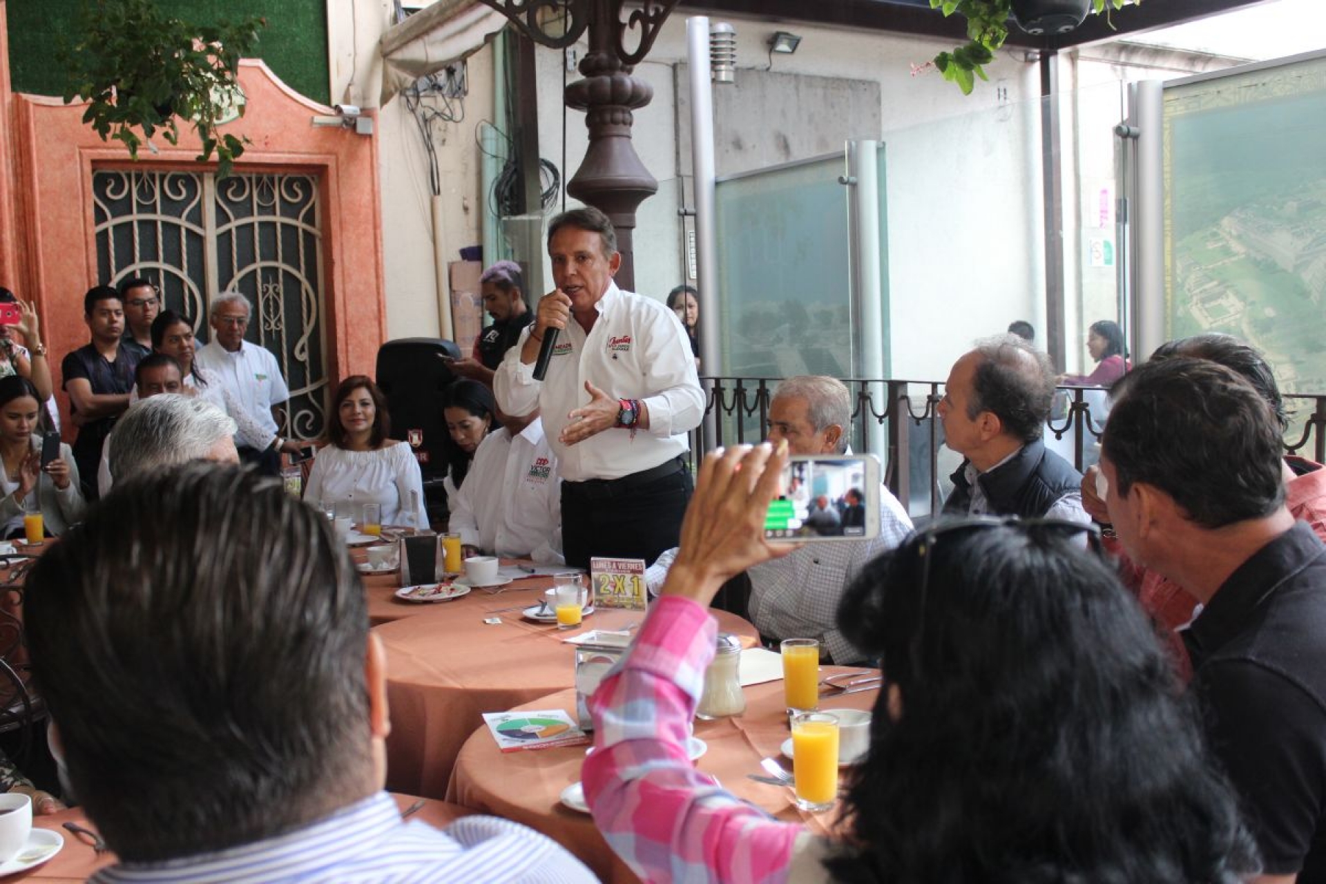 Jorge Meade expone a empresarios proyecto de apoyo al comercio local