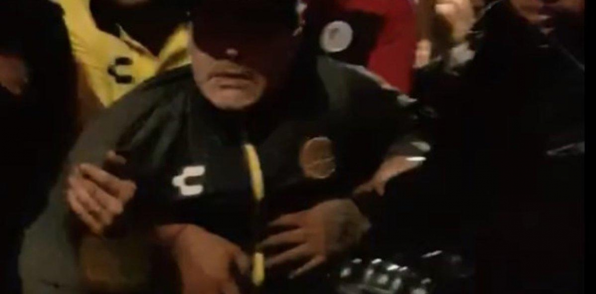 VIDEO: Maradona agrede a aficionados
