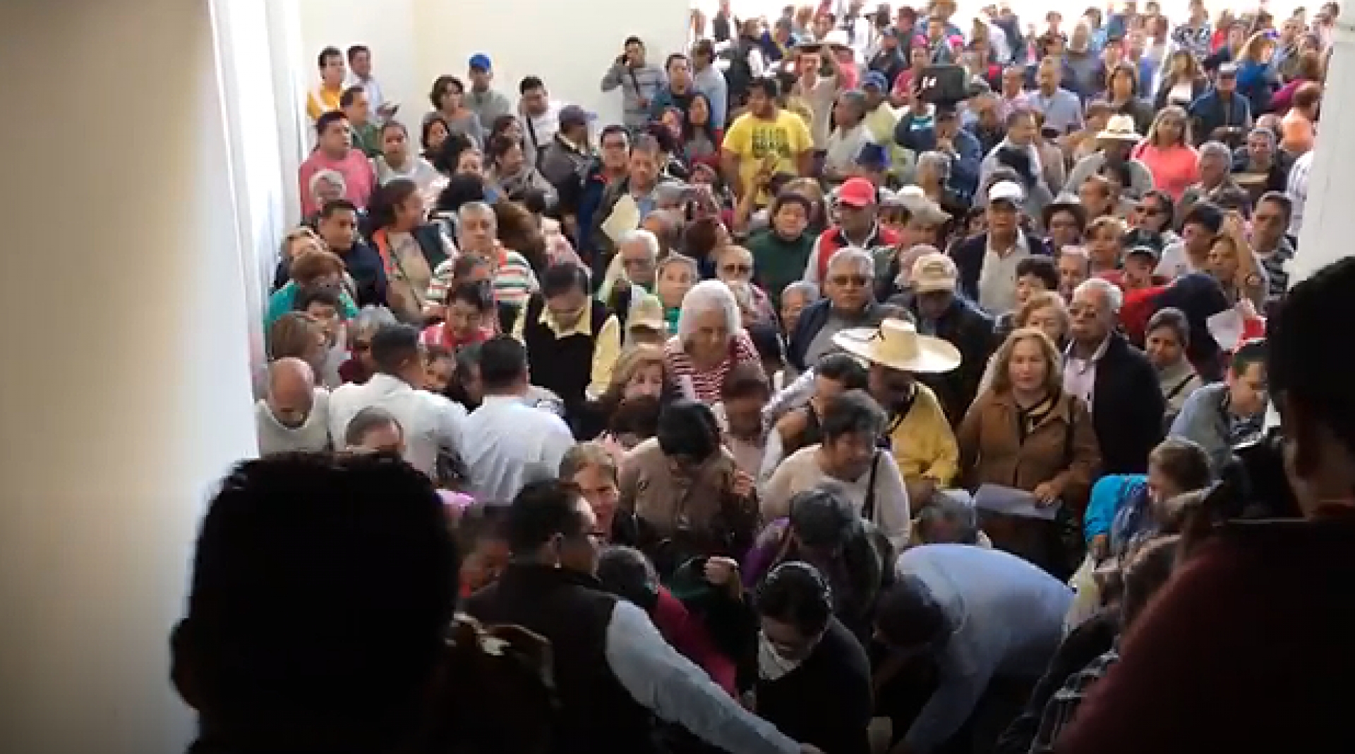 Maestros jubilados se manifiestan en el Congreso