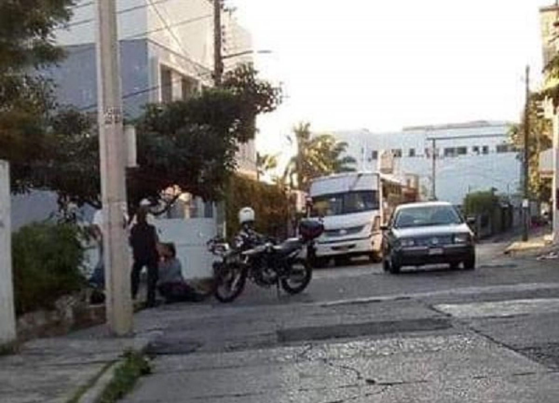 Arrolla taxi a motociclista en Lomas de Cortés