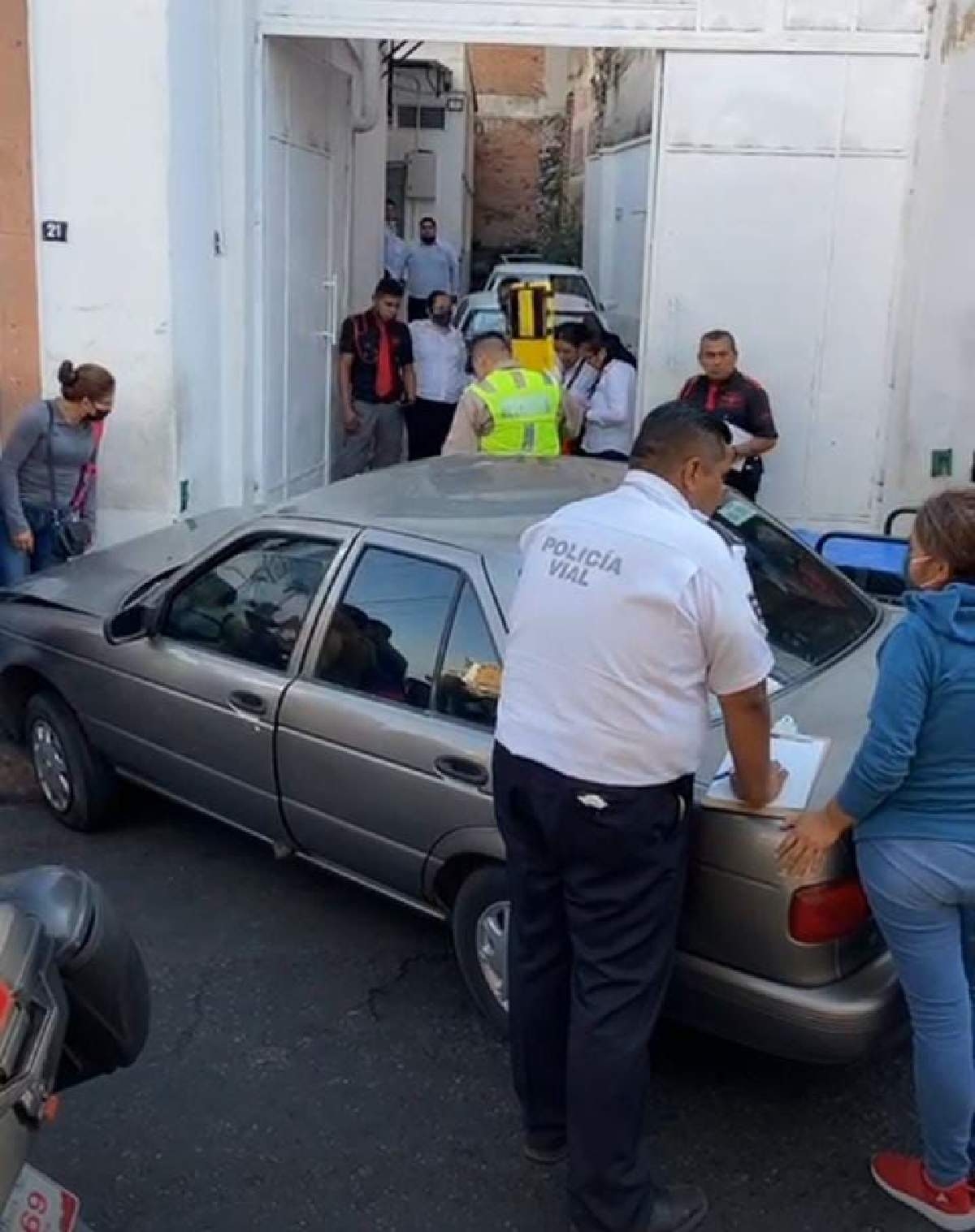 Fue atropellado por un auto sin frenos