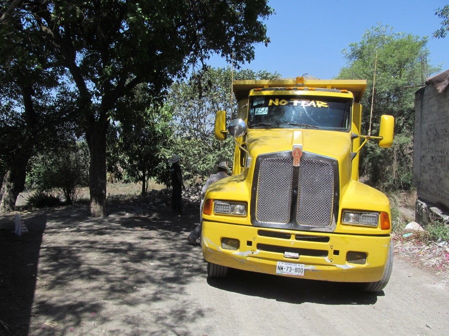 Ejidatarios cierran paso a camiones y maquinaria hacia la autopista Siglo XXI