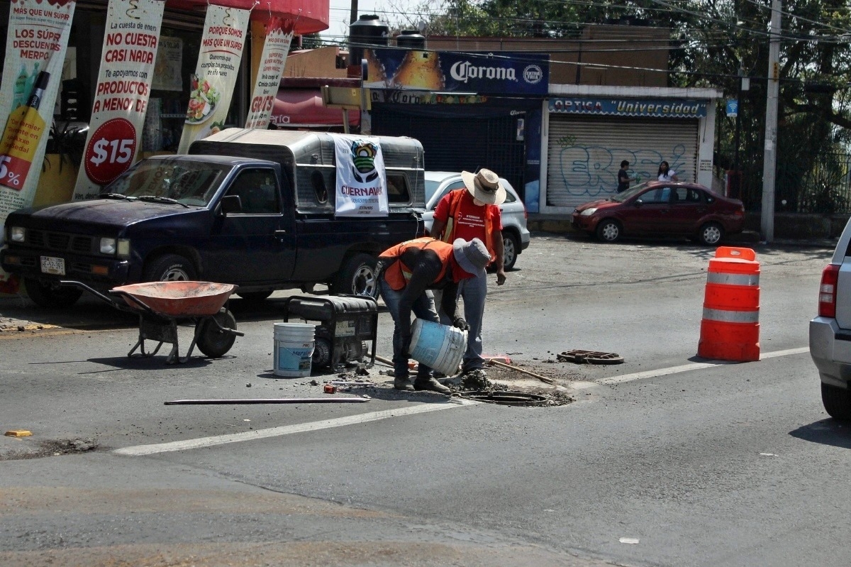 Alcaldía de Cuernavaca limpia alcantarillas para evitar inundaciones