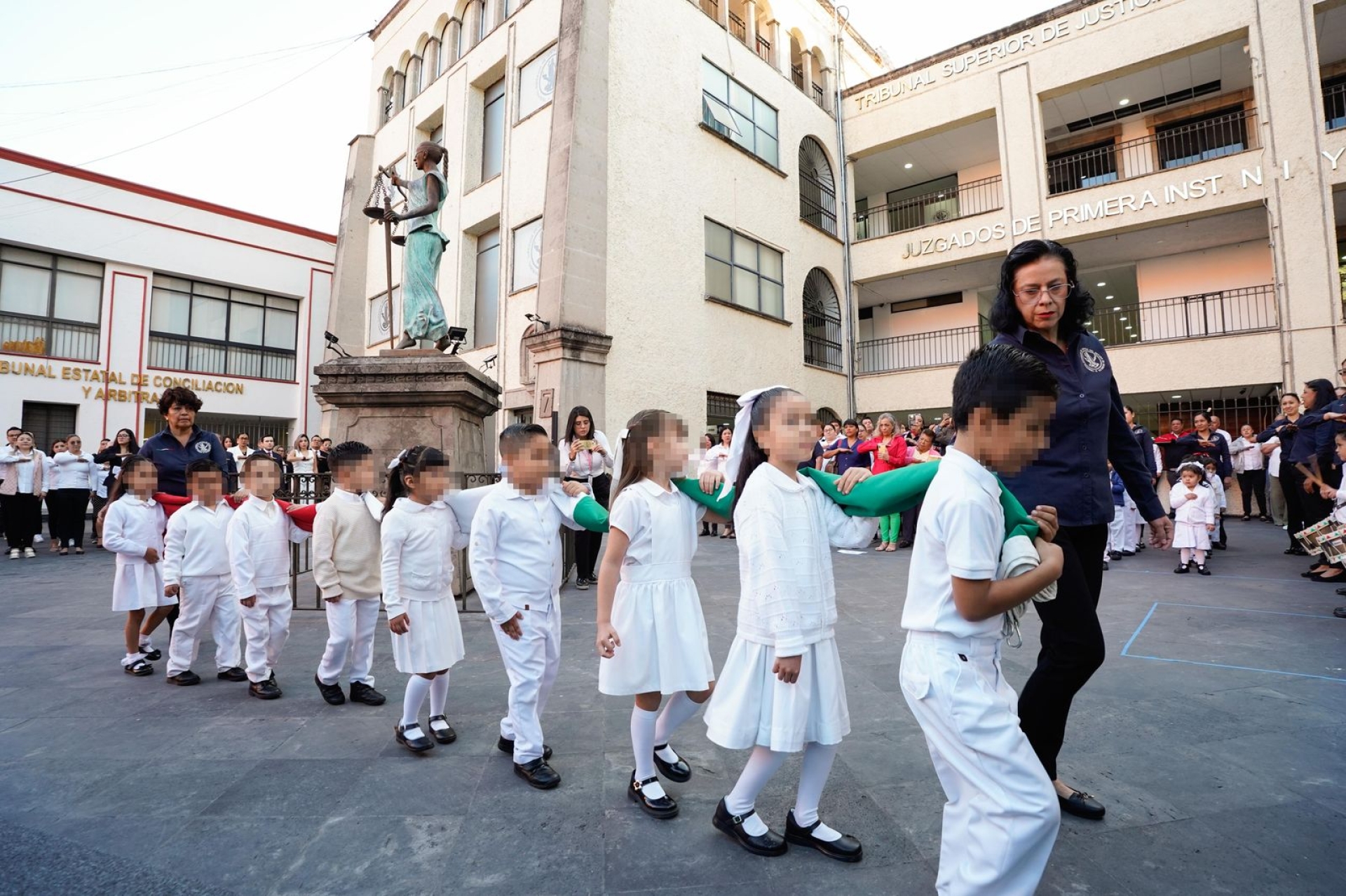 Niñas y niños del Cendi 'Palacio de Justicia' encabezan ceremonia por el CCIV aniversario de la Bandera Nacional