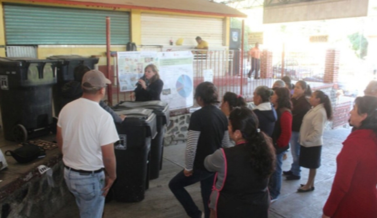 Ana Bertha Haro Sánchez entregó contenedores de basura a comerciantes del mercado municipal de Tetela del Volcán