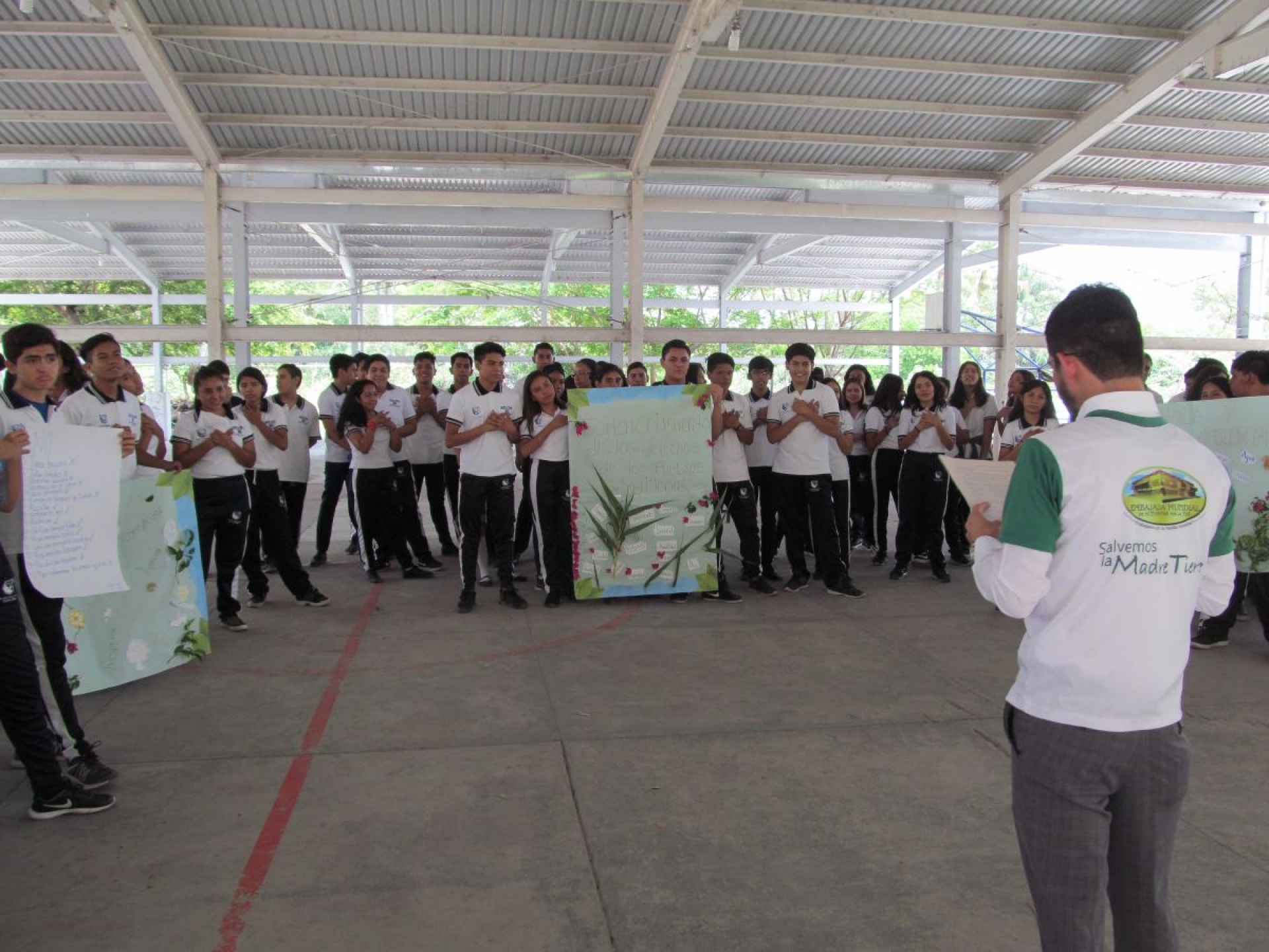 Socializan entre jóvenes proyecto de declarar a la Tierra un planeta vivo