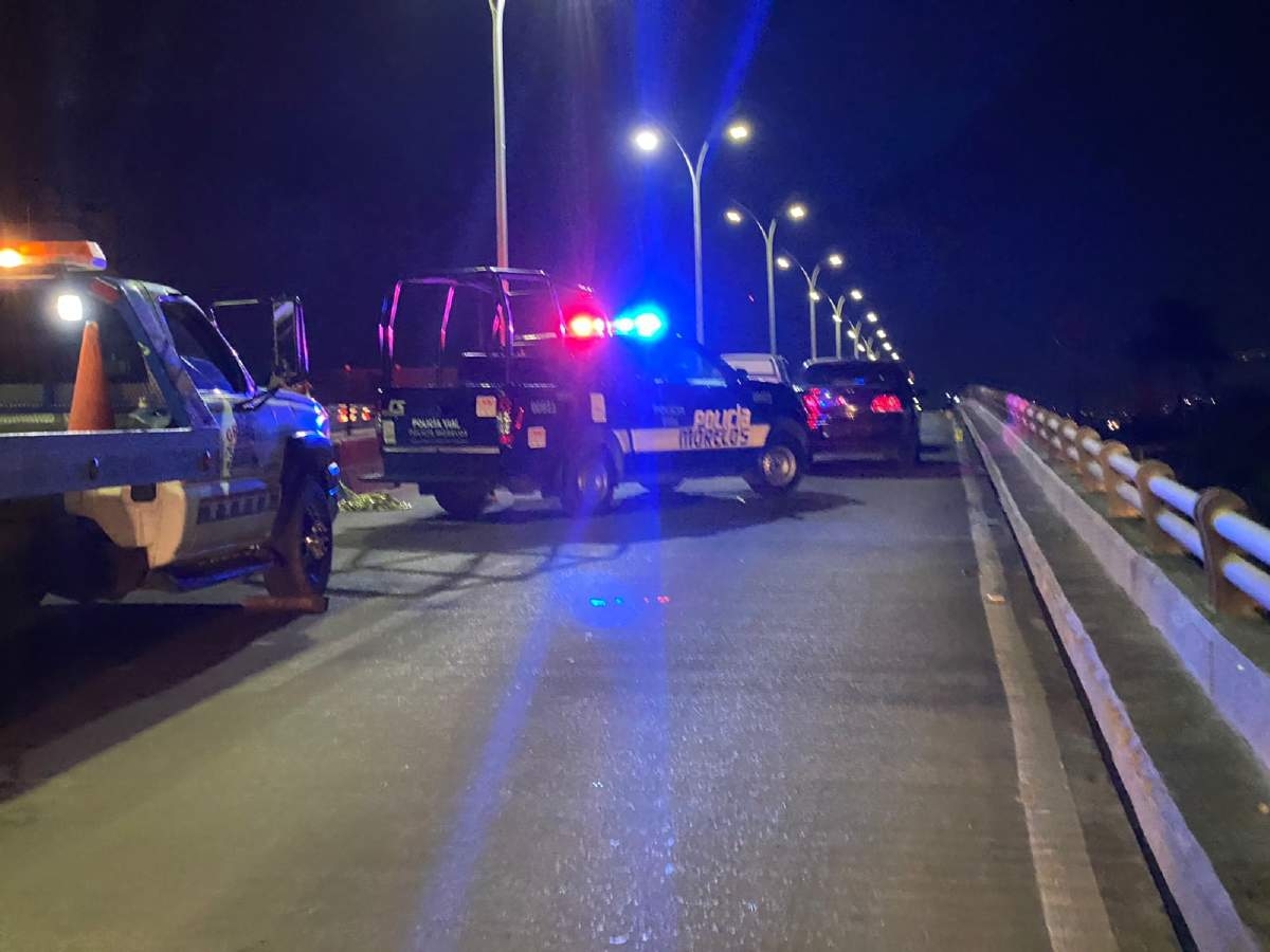 Fallece motociclista al caer de paso a desnivel