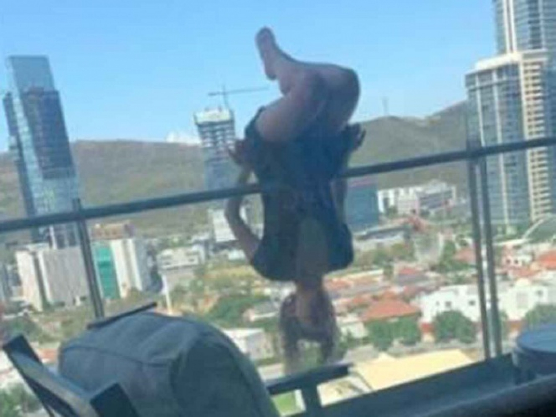 Mujer cae de edificio al practicar yoga… tiene más de 100 fracturas