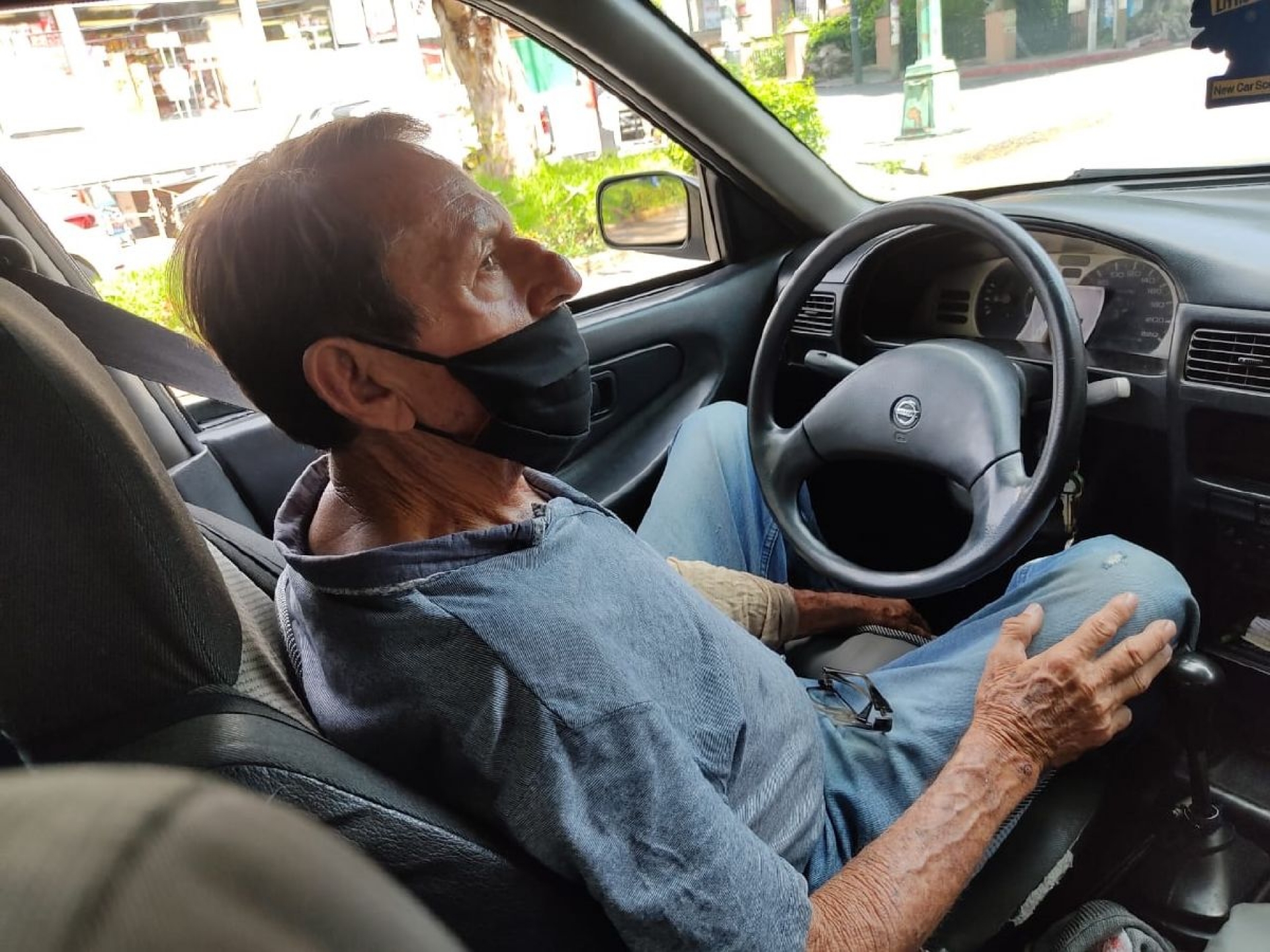 No me puedo poner exigente porque no hay trabajo: taxista