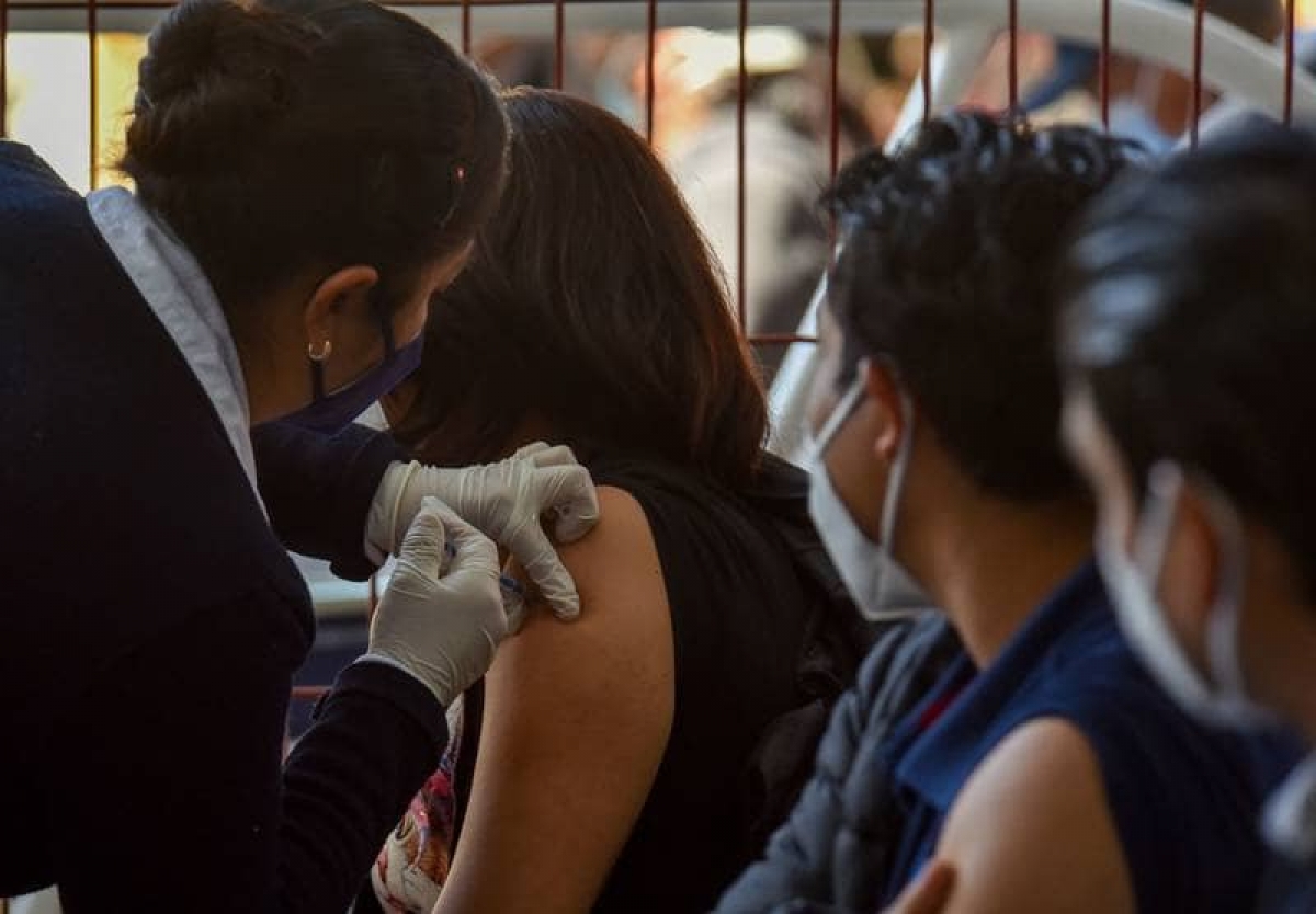 ¿Te pueden descontar o pedir horas extras por ir a vacunarte?